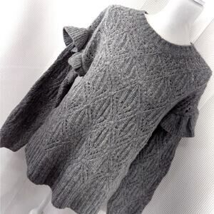 OLD NAVY! SWEET WOOL BLEND, DOVE GRAY RUFFLED SHOULDER SWEATER! SZ M